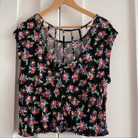 Floral covered soft black top - Picture 4 of 6